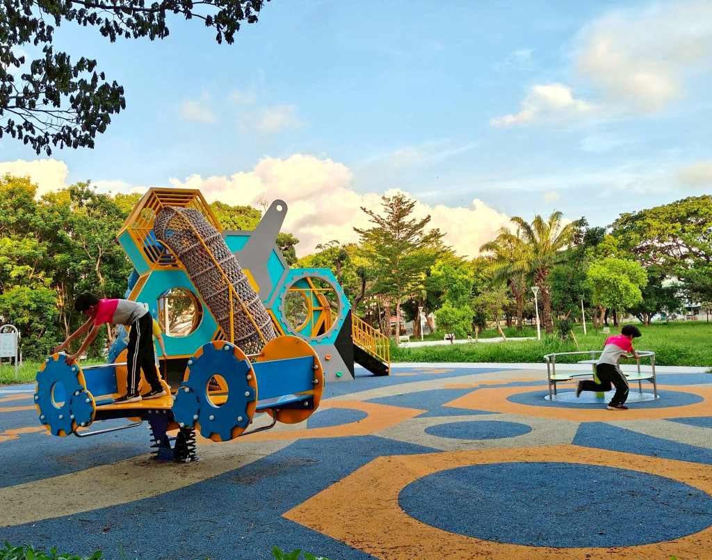 本洲公二公園(螺絲主題遊戲場-特色遊戲場)